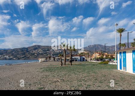 Salobreña, Spanien; Januar-11, 2023: Blick auf eine typische Chiringuito an einem Strand an der Küste von Granada (Spanien) mit Menschen, die am Meer essen Stockfoto