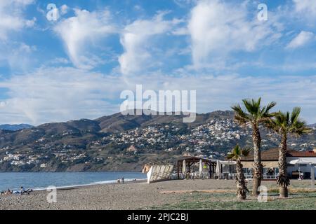 Salobreña, Spanien; Januar-11, 2023: Blick auf eine typische Chiringuito an einem Strand an der Küste von Granada (Spanien) mit Menschen, die am Meer essen Stockfoto