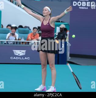 Miami Gardens, Usa. 01. April 2023. Petra Kvitova aus der Tschechischen Republik feiert, nachdem sie Elena Rybakina aus Kasachstan im Frauenfinale bei den Miami Open im Hard Rock Stadium, Miami Gardens, Florida, besiegt hat, am Samstag, den 1. April, 2023. Kvitova besiegte Rybakina 7-6, 6-2. Foto: Gary i Rothstein/UPI Credit: UPI/Alamy Live News Stockfoto