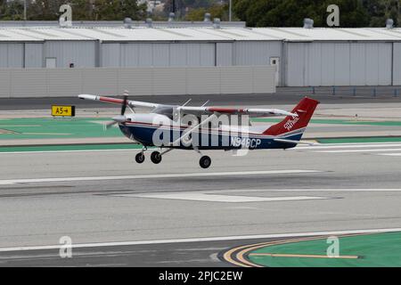 Santa Monica, Kalifornien, USA. 31. März 2023. Eine Zivilluftstreife, United States Air Force Hilfskraft Cessna 182 Skylane Landung auf Runway 21 vom Santa Monica Flughafen. Die US-amerikanische CAP führt Such- und Rettungsmissionen für das Air Force Rescue Coordination Center durch, um nach verlorenen und überfälligen Flugzeugen und Notrufsendern (Emergency Locator Transmitter Beacons, ELTs) zu suchen. Die Einheit ist mit zivilen Freiwilligen besetzt, hat aber viele Veteranen und Notfallpersonal gleichermaßen. Der Flughafen Santa Monica (ICAO: KSMO) ist ein Flughafen für allgemeine Luftfahrt, der FBOs, Flugschulen und Hobbybastler anbietet. Es liegt in der Nähe von Wohngebieten Stockfoto