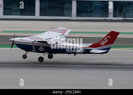 Santa Monica, Kalifornien, USA. 31. März 2023. Eine Zivilluftstreife, United States Air Force Hilfskraft Cessna 182 Skylane Landung auf Runway 21 vom Santa Monica Flughafen. Die US-amerikanische CAP führt Such- und Rettungsmissionen für das Air Force Rescue Coordination Center durch, um nach verlorenen und überfälligen Flugzeugen und Notrufsendern (Emergency Locator Transmitter Beacons, ELTs) zu suchen. Die Einheit ist mit zivilen Freiwilligen besetzt, hat aber viele Veteranen und Notfallpersonal gleichermaßen. Der Flughafen Santa Monica (ICAO: KSMO) ist ein Flughafen für allgemeine Luftfahrt, der FBOs, Flugschulen und Hobbybastler anbietet. Es liegt in der Nähe von Wohngebieten Stockfoto