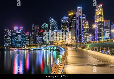 Jubilee Bridge und Merlion Park bei Nacht, Singapur Stockfoto