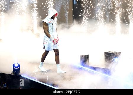 Anthony Joshua geht vor dem internationalen Schwergewichtswettbewerb gegen Jermaine Franklin auf der O2 in London zum Ring. Foto: Samstag, 1. April 2023. Stockfoto