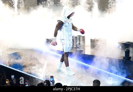 Anthony Joshua geht vor dem internationalen Schwergewichtswettbewerb gegen Jermaine Franklin auf der O2 in London zum Ring. Foto: Samstag, 1. April 2023. Stockfoto