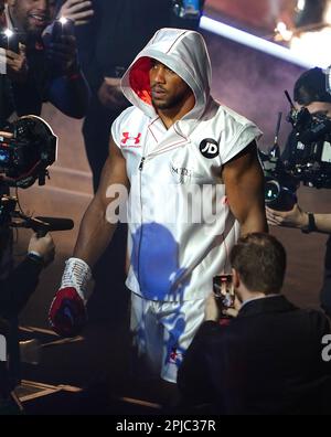 Anthony Joshua geht vor dem internationalen Schwergewichtswettbewerb gegen Jermaine Franklin auf der O2 in London zum Ring. Foto: Samstag, 1. April 2023. Stockfoto