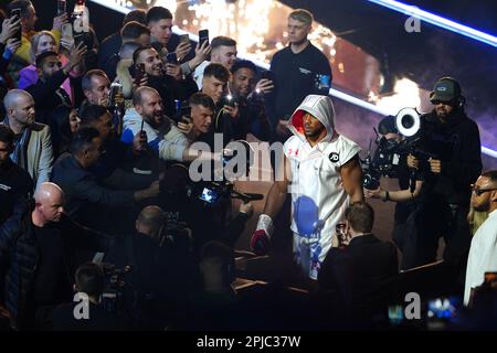 Anthony Joshua geht vor dem internationalen Schwergewichtswettbewerb gegen Jermaine Franklin auf der O2 in London zum Ring. Foto: Samstag, 1. April 2023. Stockfoto