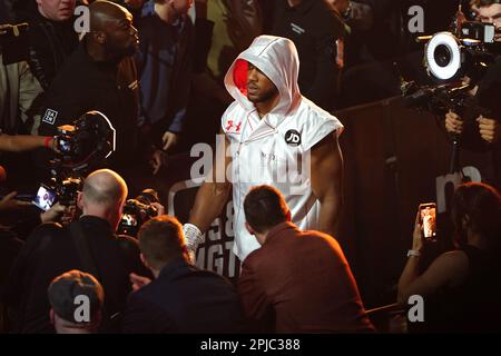 Anthony Joshua geht vor dem internationalen Schwergewichtswettbewerb gegen Jermaine Franklin auf der O2 in London zum Ring. Foto: Samstag, 1. April 2023. Stockfoto