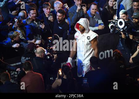 Anthony Joshua geht vor dem internationalen Schwergewichtswettbewerb gegen Jermaine Franklin auf der O2 in London zum Ring. Foto: Samstag, 1. April 2023. Stockfoto