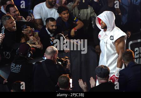 Anthony Joshua geht vor dem internationalen Schwergewichtswettbewerb gegen Jermaine Franklin auf der O2 in London zum Ring. Foto: Samstag, 1. April 2023. Stockfoto