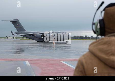 EIN US-AMERIKANISCHER Air Force C-17 Globemaster III Taxis auf der Fluglinie am Luftwaffenstützpunkt Travis, Kalifornien, 29. März 2023. Die C-17 war Teil eines 50.-jährigen Jubiläums der Operation Homecoming Gedenkreise, die die ursprüngliche Mission zurückverfolgten. Operation Homecoming hat 1973 591 amerikanische Kriegsgefangene aus Vietnam zurückgebracht. (USA Air Force Foto von Senior Airman Alexander Merchak) Stockfoto