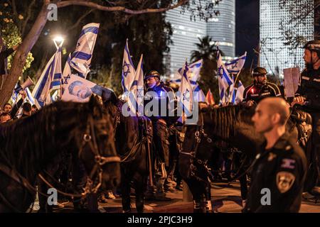 Tel Aviv, Israel. 01. April 2023. Die berittene Polizei wird während eines Anti-Regierungs-Protests in Tel Aviv beobachtet. Kredit: Ilia Yefimovich/dpa/Alamy Live News Stockfoto