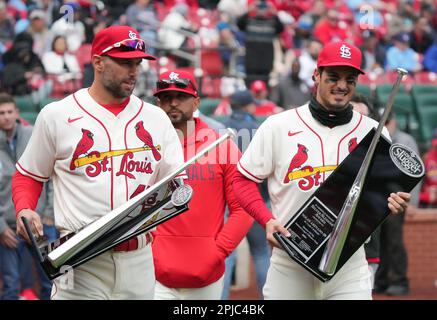 St. Louis, Usa. 01. April 2023. St. Louis Cardinals Paul Goldschmidt (L) und Nolan Arenado verlassen das Feld mit ihren Louisville Silver Slugger Awards während der Zeremonien vor einem Spiel gegen die Toronto Blue Jays im Busch Stadium in St. Louis am Samstag, den 1. April 2023. Foto: Bill Greenblatt/UPI Credit: UPI/Alamy Live News Stockfoto