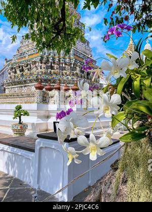 Die Visitenkarte der Hauptstadt von Thailand ist der buddhistische Tempel Wat Arun, Tempel der Morgenröte, der sich am Ufer des Chao Phraya River befindet. Stockfoto