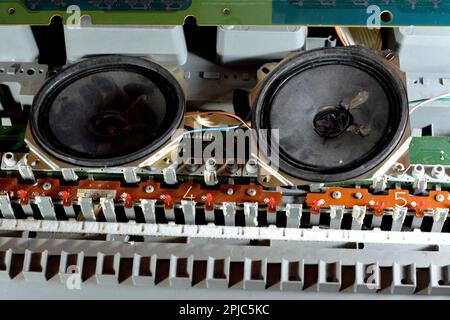 Kairo, Ägypten, April 1 2023: Kaputte elektronische Musiktastatur, kaputte Klaviertöne Tastatur mit großen Tasten, Rhythmen, Tönen, Tuning c Stockfoto