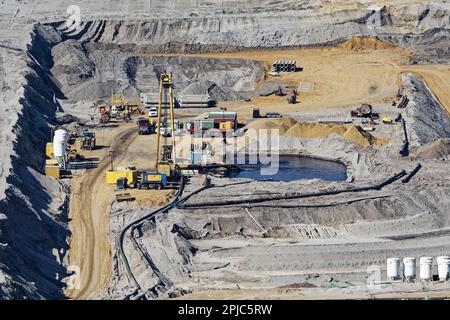 Elsdorf, Deutschland, 11. Mai 2022: Abpumpen des Grundwassers am Boden des braunkohlebergwerks hambach Stockfoto