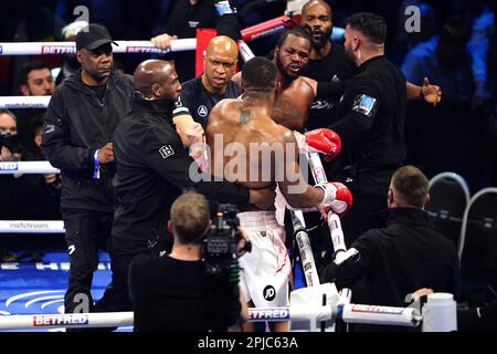 Anthony Joshua kämpft nach dem internationalen Schwergewichtswettbewerb auf der O2 in London mit Jermaine Franklin und einem Mitarbeiter von Franklin. Foto: Samstag, 1. April 2023. Stockfoto