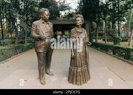 Mexiko-Stadt - februar 2023: Frida Kahlo und Diego Rivera Statuen im Parque Frida Kahlo in Coyoacan . Hochwertiges Foto Stockfoto