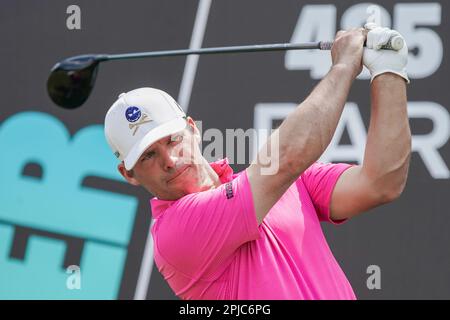 Orlando, Florida, USA. 1. April 2023. Paul Casey von den Crushers schlägt während der zweiten Runde des LIV Golf Invitational - Orlando im Orange County National das 2. Loch ab. (Kreditbild: © Debby Wong/ZUMA Press Wire) NUR REDAKTIONELLE VERWENDUNG! Nicht für den kommerziellen GEBRAUCH! Kredit: ZUMA Press, Inc./Alamy Live News Stockfoto