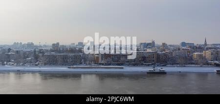 Panoramablick auf Novi Sad von der Festung Petrovaradin im Winter Stockfoto