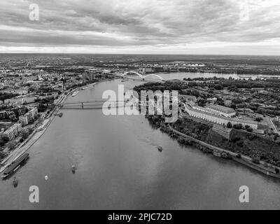 Schiffe auf der Donau nahe Novi Sad, Serbien Stockfoto