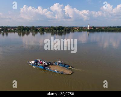 Schiffe auf der Donau nahe Novi Sad, Serbien Stockfoto