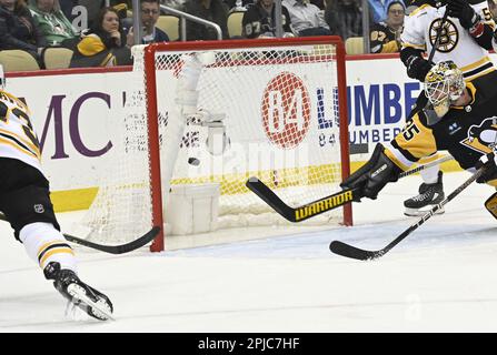 Pittsburgh, Usa. 01. April 2023. Boston Bruins Defenseman Charlie McAvoy (73) trifft am Samstag, den 1. April 2023, in der PPG Paints Arena in Pittsburgh einen Taucher-Pinguins-Torwart Tristan Jarry (35). Foto: Archie Carpenter/UPI Credit: UPI/Alamy Live News Stockfoto