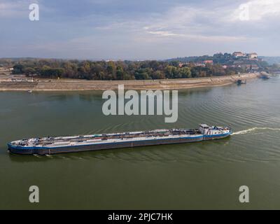 Tanker auf der Donau bei Novi Sad, Serbien Stockfoto