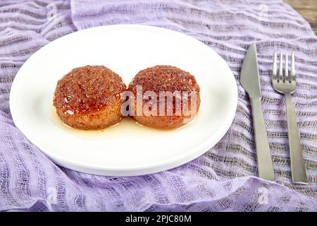 Türkische Kemalpasa Käse Dessert/Lor Tatlisi mit Pistazien Pulver und Sorbet. Traditionelle Dessert. Stockfoto