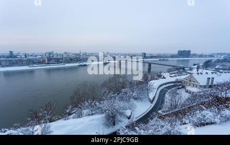 Blick auf den verschneiten Novi Sad von der Festung Petrovaradin Stockfoto