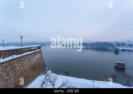 Blick auf den verschneiten Novi Sad von der Festung Petrovaradin Stockfoto