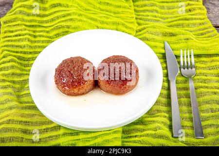 Türkische Kemalpasa Käse Dessert/Lor Tatlisi mit Pistazien Pulver und Sorbet. Traditionelle Dessert. Stockfoto