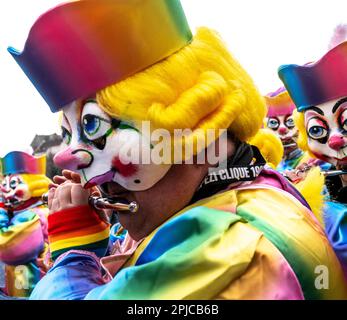 Clownmaske beim Basler Schweiz Karneval oder Fasnacht Parade Stockfoto