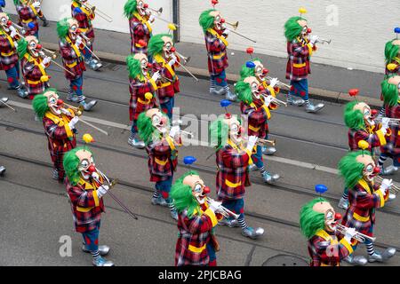 Eine Brass-Clown-Band beim Basler Schweiz Karneval oder bei der Fasnacht-Parade Stockfoto