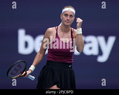 Miami, Vereinigte Staaten Von Amerika. 01. April 2023. MIAMI GARDENS, FLORIDA - 01. APRIL: Petra Kvitova aus Tschechien reagiert auf Elena Rybakina aus Kasachstan während der Finals der Miami Open im Hard Rock Stadium am 01. April 2023 in Miami Gardens, Florida. (Foto: Alberto E. Tamargo/Sipa USA) Guthaben: SIPA USA/Alamy Live News Stockfoto