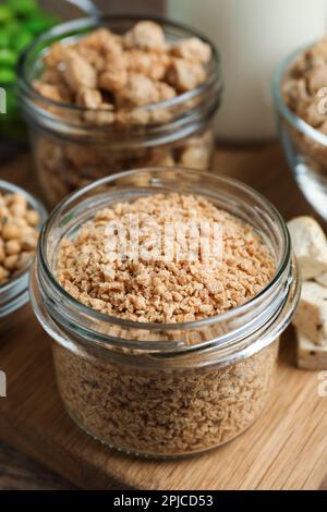 Dehydriertes Sojamleisch und andere Produkte auf Holztisch, Nahaufnahme Stockfoto