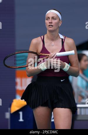 Miami, Vereinigte Staaten Von Amerika. 01. April 2023. MIAMI GARDENS, FLORIDA - 01. APRIL: Petra Kvitova aus Tschechien reagiert auf Elena Rybakina aus Kasachstan während der Finals der Miami Open im Hard Rock Stadium am 01. April 2023 in Miami Gardens, Florida. (Foto: Alberto E. Tamargo/Sipa USA) Guthaben: SIPA USA/Alamy Live News Stockfoto