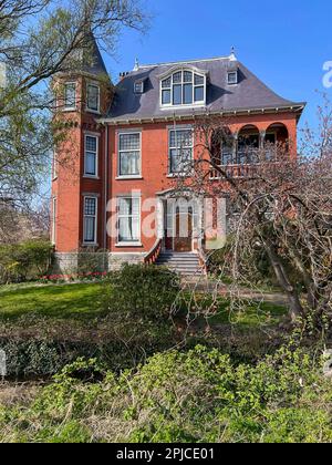 Wunderschönes altes Haus mit großem Garten an sonnigen Tagen Stockfoto