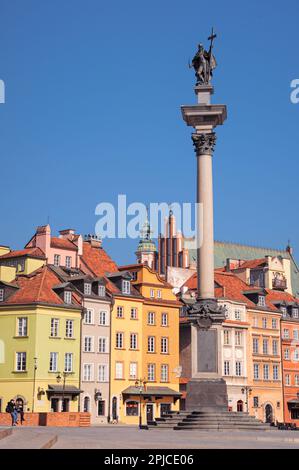 WARSCHAU, POLEN - 22. MÄRZ 2022: Schöner Blick auf die Sigismund-Säule in der Altstadt an sonnigen Tagen Stockfoto