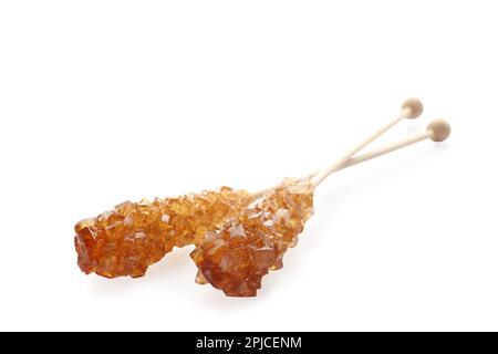 Holzstäbchen mit Zuckerkristallen auf weiß isoliert. Leckere Rock-Bonbons Stockfoto