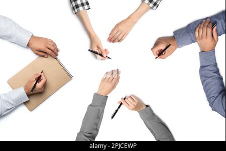 Collage mit Fotos von Personen, die Stifte und Notizblock auf weißem Hintergrund halten Stockfoto