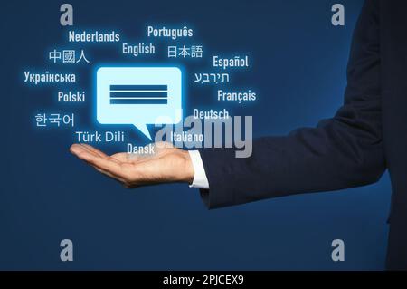 Übersetzer und Namen verschiedener Sprachen auf dunkelblauem Hintergrund, Nahaufnahme Stockfoto