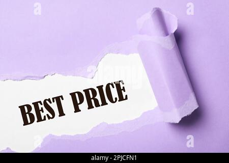 Phrase „Bester Preis“ auf weißem Hintergrund, Blick durch gerissenes violettes Papier Stockfoto