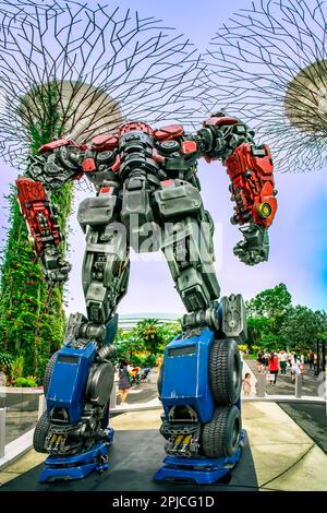 Rise of the Beasts Transformers Statues World Tour im Silver Leaf Garden, Singapur, bei den Laub- und Superbäumen anderer Welten. Stockfoto