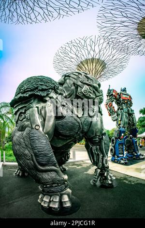 Rise of the Beasts Transformers Statues World Tour im Silver Leaf Garden, Singapur, bei den Laub- und Superbäumen anderer Welten. Stockfoto