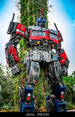 Rise of the Beasts Transformers Statues World Tour im Silver Leaf Garden, Singapur, bei den Laub- und Superbäumen anderer Welten. Stockfoto