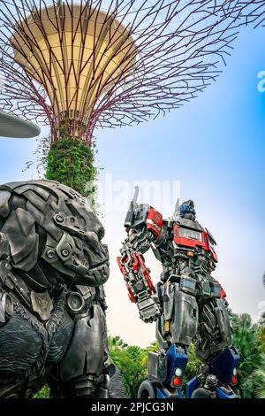 Rise of the Beasts Transformers Statues World Tour im Silver Leaf Garden, Singapur, bei den Laub- und Superbäumen anderer Welten. Stockfoto