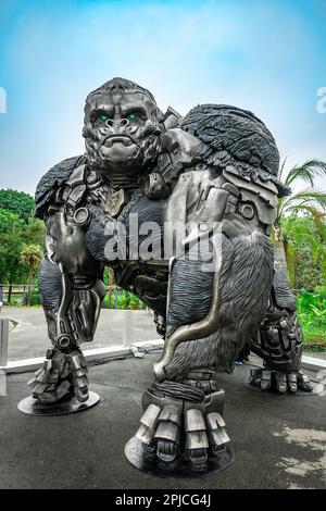 Rise of the Beasts Transformers Statues World Tour im Silver Leaf Garden, Singapur, bei den Laub- und Superbäumen anderer Welten. Stockfoto