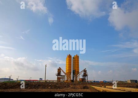 Betonmischanlage, Silo, Bau Baustelleneinrichtung. Stockfoto