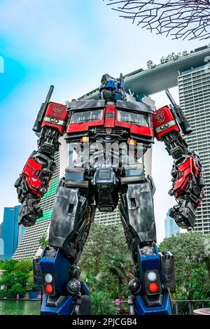 Rise of the Beasts Transformers Statues World Tour im Silver Leaf Garden, Singapur, bei den Laub- und Superbäumen anderer Welten. Stockfoto