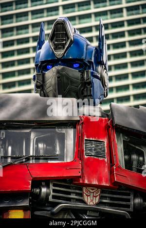 Rise of the Beasts Transformers Statues World Tour im Silver Leaf Garden, Singapur, bei den Laub- und Superbäumen anderer Welten. Stockfoto